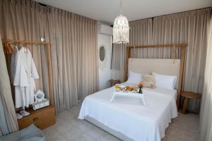 Postel nebo postele na pokoji v ubytování Helen Luxury Holiday House with Sea View