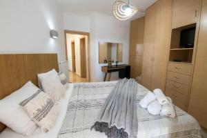 Posteľ alebo postele v izbe v ubytovaní Helen Luxury Holiday House with Sea View
