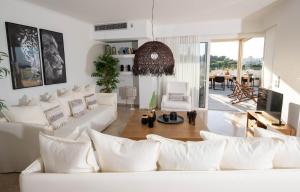 Posedenie v ubytovaní Helen Luxury Holiday House with Sea View