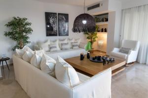 Posedenie v ubytovaní Helen Luxury Holiday House with Sea View