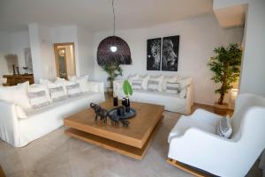 Posedenie v ubytovaní Helen Luxury Holiday House with Sea View