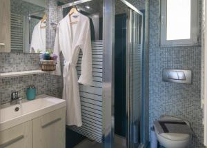 Kúpeľňa v ubytovaní Helen Luxury Holiday House with Sea View + 37 fotografií