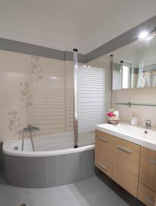 Kúpeľňa v ubytovaní Helen Luxury Holiday House with Sea View