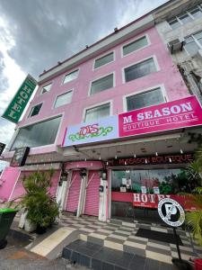 雙溪大年的住宿－M Season Boutique Hotel Sdn Bhd，一座粉红色的建筑,设有墨西哥餐厅