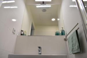 Salle de bains dans l'établissement Airstay Prague apartment: Grebovka