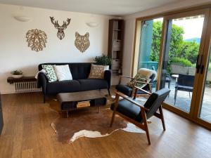 uma sala de estar com um sofá e uma mesa em Haus Otis em Millstatt