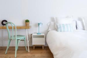 a bedroom with a bed and a desk and a chair at Casa Oso in Panticosa