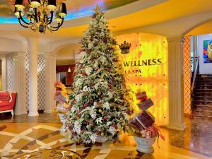 a christmas tree in the lobby of a mall at Grand Wellness Novahovo Hotel & Spa in Nikol'skoye-Uryupino