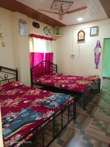 Кровать или кровати в номере Gharat Cottage