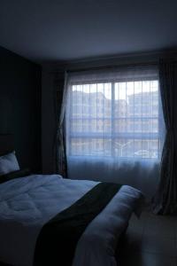 Un ou plusieurs lits dans un hébergement de l'établissement Lovely Emerald Green 3-Bedroom Apartment