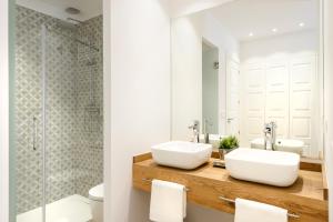 a bathroom with two sinks and a shower at Casa Oso in Panticosa