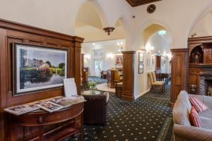 ein Wohnzimmer mit einem Sofa und einem Tisch in der Unterkunft Grinkle Park Hotel in Loftus