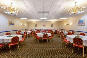 A restaurant or other place to eat at Baymont by Wyndham Queensbury/Lake George