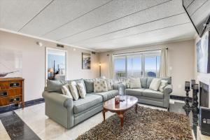 uma sala de estar com um sofá e uma mesa em Ocean One em Ocean City