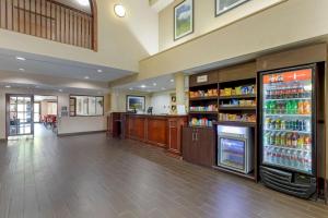 eine leere Lobby mit einem Laden mit großem Kühlschrank in der Unterkunft Comfort Suites Lakewood - Denver in Lakewood