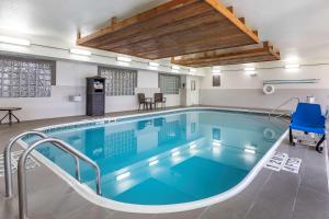 Majoituspaikassa Comfort Suites Fort Collins Near University tai sen lähellä sijaitseva uima-allas