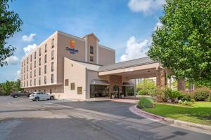 un hotel con un coche aparcado delante de él en Comfort Inn University Area, en Baton Rouge