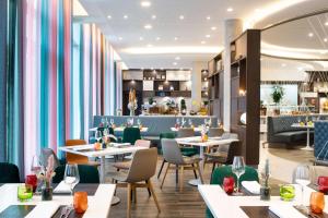 Um restaurante ou outro lugar para comer em Hyatt Place Frankfurt Airport
