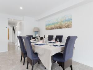 Posedenie v ubytovaní Birubi Breezes 2 Large Duplex with Air Conditioning WI FI and only 5 minute walk to the beach