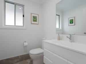 Kúpeľňa v ubytovaní Birubi Breezes 2 Large Duplex with Air Conditioning WI FI and only 5 minute walk to the beach