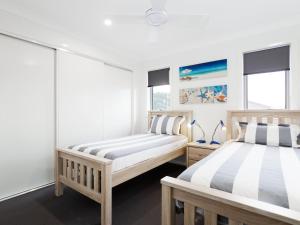 Posteľ alebo postele v izbe v ubytovaní Birubi Breezes 2 Large Duplex with Air Conditioning WI FI and only 5 minute walk to the beach