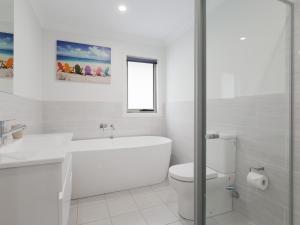 Kúpeľňa v ubytovaní Birubi Breezes 2 Large Duplex with Air Conditioning WI FI and only 5 minute walk to the beach + 21 fotografií