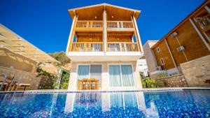 uma piscina em frente a uma casa em Eco Villa Meryem em Kalkan