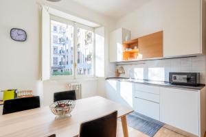 Køkken eller tekøkken på Spacious & comfortable apartment in Duomo by Easylife