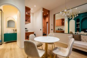 Una cocina y un comedor con una mesa y sillas blancas. en Stylish and fancy flat close to Montenapoleone Brera by Easylife, en Milán