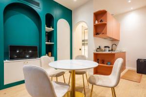 Una cocina o zona de cocina en Stylish and fancy flat close to Montenapoleone Brera by Easylife