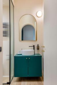 baño con lavabo verde y espejo en Stylish and fancy flat close to Montenapoleone Brera by Easylife, en Milán 19 fotos más