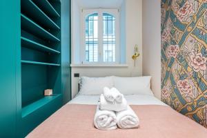 Un dormitorio con una cama con toallas. en Stylish and fancy flat close to Montenapoleone Brera by Easylife, en Milán