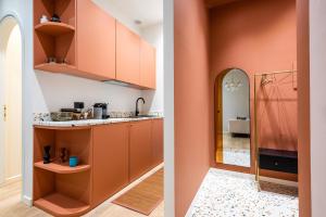 Una cocina o zona de cocina en Stylish and fancy flat close to Montenapoleone Brera by Easylife