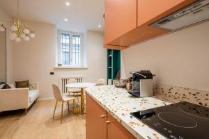 Una cocina o zona de cocina en Stylish and fancy flat close to Montenapoleone Brera by Easylife