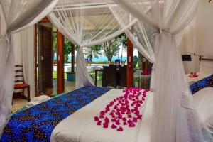 Un pat sau paturi într-o cameră la Tamarind Tree Zanzibar