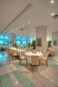 una sala da pranzo con tavoli e sedie in un ristorante di Hotel Rivijera a Petrovac na Moru