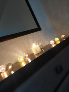 ein Regal mit Lampen im Bad in der Unterkunft Apartment on Klochkovskaya 152a in Kharkov