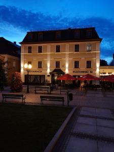 a building with benches in front of it at night at Piastowski26 in Jelenia Góra