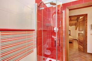 Et badeværelse på Chalet Meridiana Appartamento 10 + 19 billeder