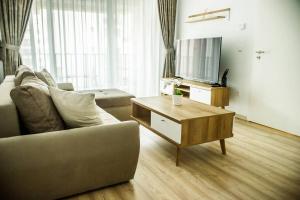 - un salon avec un canapé et une table basse dans l'établissement Kasper Escape, à Braşov