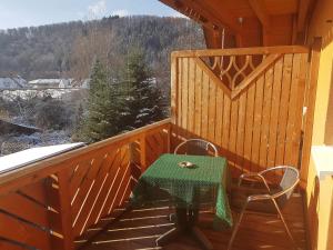 - une table et des chaises sur le balcon d'une cabine dans l'établissement Andi´s Steakhüsli & Hotel, à Schopfheim
