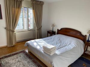 a bedroom with a bed with towels on it at Genève, plein centre,belle vue Lac, splendide et grand appartement in Geneva