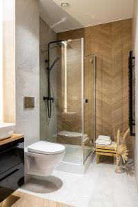 ein Bad mit einer Dusche, einem WC und einem Waschbecken in der Unterkunft Modom Holiday Szymony 15 B Aparteo in Zakopane