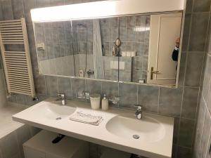 a bathroom with a sink and a mirror at Genève, plein centre,belle vue Lac, splendide et grand appartement in Geneva +28 photos