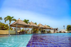 una piscina en el complejo en Hotel 2 Fevrier, Lomé en Lomé