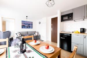 Kuchyňa alebo kuchynka v ubytovaní Dom Pod Gubałówką - Zakopane Apartamenty
