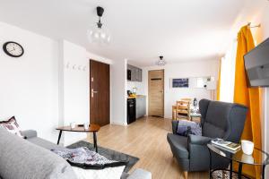 sala de estar con sofá y mesa en Dom Pod Gubałówką - Zakopane Apartamenty, en Zakopane