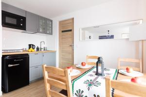 Kuchyňa alebo kuchynka v ubytovaní Dom Pod Gubałówką - Zakopane Apartamenty