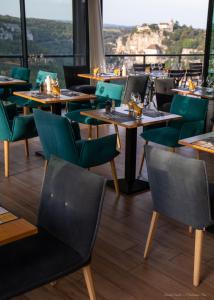Un lugar para sentarse en Logis Hôtels - Le Belvédère - Hôtel 2 étoiles et Restaurant