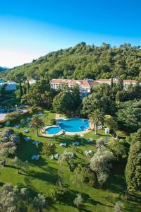 een luchtzicht op een resort met 2 zwembaden bij Hotel Rivijera in Petrovac na Moru